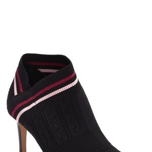 Avec Les Filles knit booties